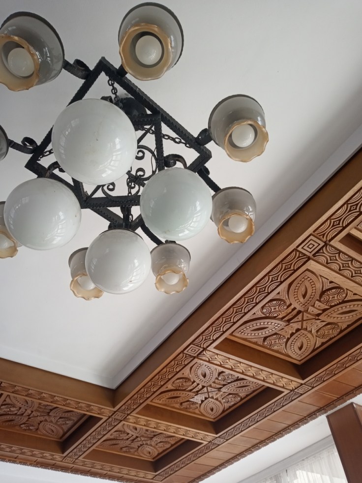 Дърворезба на тавана на гара Трявна